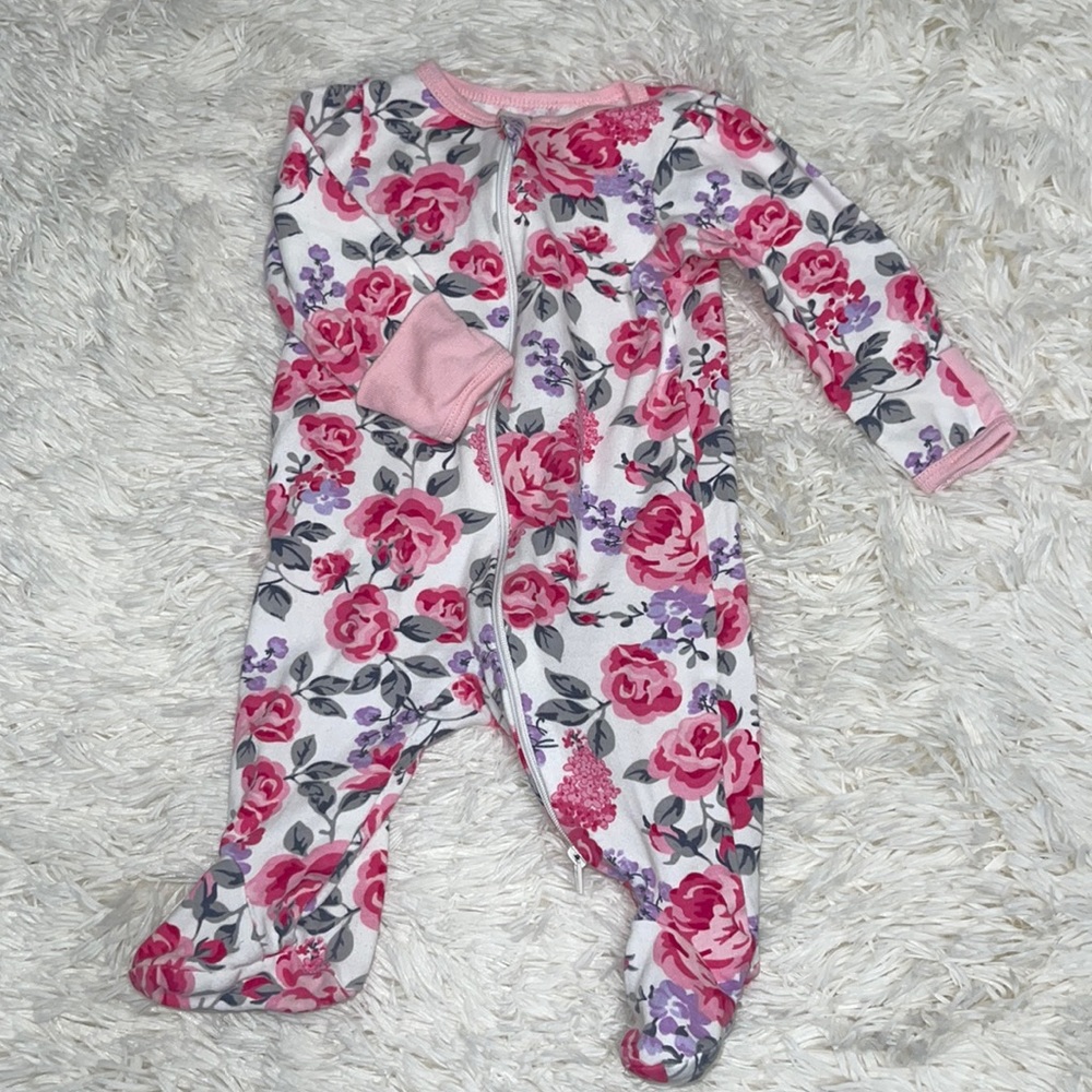 Girl's onesie 0-3m , zip from top to bottom